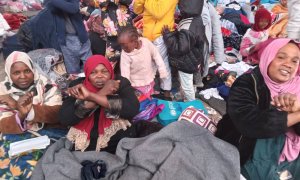 Mujeres y niños hacinados en el centro de detención de migrantes de Ain Zara, en Libia, donde fueron recluidos tras desmantelar una protesta en Trípoli.