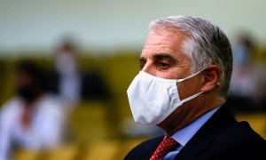 El banquero italiano Andrea Orcel, con mascarilla, durante el juicio de su demanda contra el Banco Santander por   su fallido fichaje como consejero delegado. REUTERS/Juan Medina