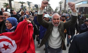 Manifestantes desafían las restricciones de la covid-19 para protestar contra la suspensión del parlamento y la toma del poder ejecutivo por parte del presidente tunecino Kais Said.