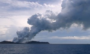 Vista el 17 de enero de 2015 desde un barco del vapor y el gas de la erupción de un volcán, a unos 65 kilómetros (40 millas) al noroeste de la nación del Pacífico Sur, la capital de Tonga, Nuku'alofa.