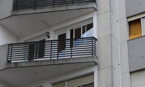 Vista este sábado del exterior de un edificio ubicado enfrente de la Comisaría de la Policía Nacional de Vigo donde un matrimonio de sexagenarios apareció muerto