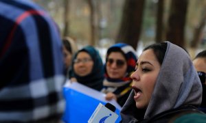 Mujeres y activistas afganas sostienen una pancarta durante una protesta en Kabul, Afganistán, el 12 de enero de 2022.
