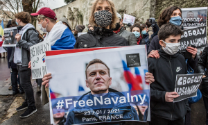 Un manifestante sostiene un cartel con la inscripción "#Free Navalny" durante una protesta en el Trocadero contra el encarcelamiento del líder de la oposición rusa Alexei Navalny, aa 23 de enero, en Paarís, Francia.