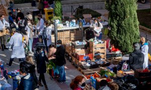 18/01/2022-Personas en riesgo de exclusión acuden a recoger alimentos, en la plaza de San Amaro, a 7 de enero de 2022, en Madrid (España).