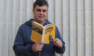 L'historiador Ramon Usall amb el llibre 'Futbolítica' a les mans.