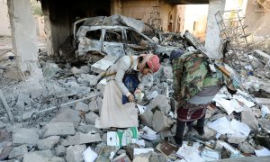 Milicianos buscan entre los escombros de una casa atacada por los ataques aéreos de la coaliciñón liderada por Arabia Saudita en Sana, la capital de Yemen. REUTERS/Khaled Abdullah