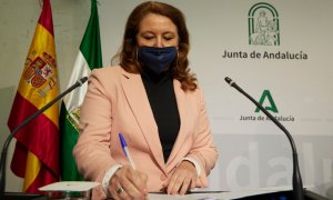 La consejera de Agricultura, Carmen Crespo, atiende a los medios de comunicación durante la rueda de prensa tras el consejo de gobierno, a 28 de diciembre de 2021 en Sevilla.