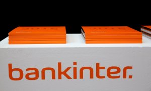 El logo de Bankinter en un mueble sobre el que están apiladas varias memorias de la entidad, en la junta de accionistas de  2016. REUTERS/Andrea Comas