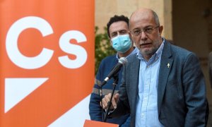 El candidato a la Presidencia de la Junta de Castilla y León, Francisco Igea junto con el diputado y portavoz adjunto de Ciudadanos en el Congreso Edmundo Bal, este miércoles durante el acto de presentación de la candidatura por Segovia de Ciudadanos a la