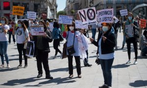 Varios enfermeros y enfermeras se concentran en la Puerta del Sol con motivo del Día Internacional de la Enfermería, a 12 de mayo de 2021.