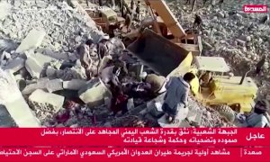 Los equipos de rescate sacan un cuerpo de los escombros después de que un ataque aéreo golpeara un centro de detención temporal en Saada, Yemen, el 21 de enero de 2022.