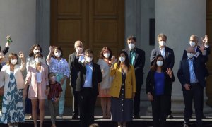 El presidente electo de Chile, Gabriel Boric , saluda junto con los nuevos miembros de su gabinete.