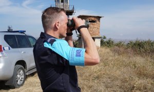 Un agente de Frontex realiza trabajos de vigilancia.