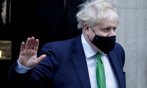 Johnson resiste como primer ministro a la espera de una crucial investigación