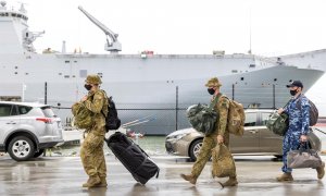 Una foto del folleto proporcionada por el Departamento de Defensa del Gobierno de Australia muestra al personal de la Fuerza de Defensa de Australia (ADF) preparándose para embarcarse en el HMAS Adelaide