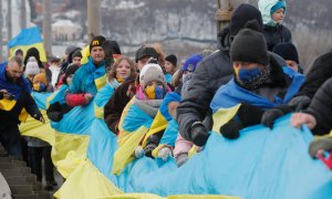 Los ucranianos forman una cadena simbólica a través de un puente, uniendo las orillas izquierda y derecha del río Dniéper en Kiev.