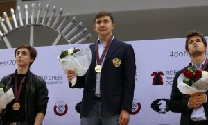 El gran maestro ruso Daniil Dubov, el gran maestro ruso Sergey Karjakin y el gran maestro noruego Magnus Carlsen posan con sus medallas de plata, oro y bronce respectivamente.