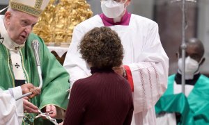 El Papa Francisco ofrece un Crucifijo durante una Misa en la Basílica de San Pedro