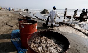 20/01/2022 Varios trabajadores limpian la costa peruana tras el derrame de crudo en Ventanilla
