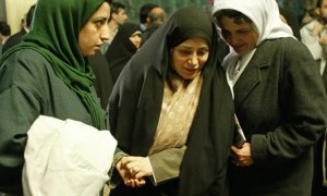 L a política iraní, Fatimah Haqiqatjoo (C), habla con Marziyeh Langeroudi (D), y Narges Mohamadi (I)