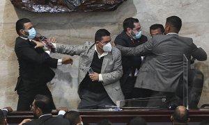 23/01/2022 El diputado del Partido Libertad y Refundación (Libre) Rassel Tome trata de agredir a Jorge Calix en el Parlamento de Honduras