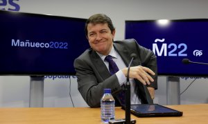 El candidato del PP de Castilla y León a las Elecciones Autonómicas del 13 de febrero, Alfonso Fernández Mañueco (c), da una rueda de prensa este lunes 24 de enero de 2022 en la sede del partido en Valladolid.