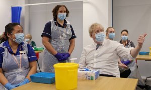 Boris Johnson durante su visita al centro de vacunación ubicado en el hospital Milton Keynes de Londres este lunes 24 de enero de 2022.