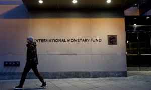 Un peatón pasa frente a la sede del Fondo Monetario Internacional en Washington, el pasado 10 de enero de 2022.