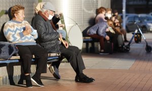 Jubilados toman el sol este martes 25 de enero de 2022 en Bilbao.