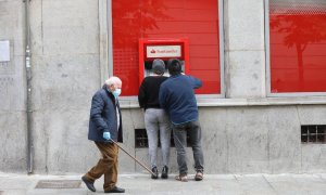 El Gobierno y el Banco de España se ponen en contacto con Carlos, que denunció la exclusión financiera a los mayores