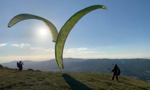 Aficionados al parapente en la Serra do Larouco.