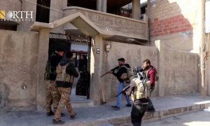 Las Fuerzas Democráticas Sirias realizan una búsqueda de militantes del Estado Islámico en Hasaka, Siria, el 23 de enero de 2022.