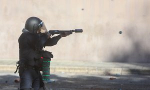 Un policía dispara una bala de goma contra con los manifestantes en la huelga del metal de Cádiz, en el barrio del Río de San Pedro en Puerto Real, en noviembre de 2021. E.P./Nacho Frade