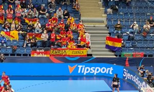 Imagen del momento en el que Ernesto Sarabia exhibe la bandera tricolor en el mundial de Balonmano masculino