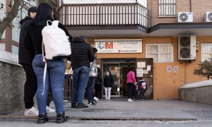 Un grupo de personas esperan en una fila en el Centro de Salud Abrantes, a 13 de enero de 2022, en Madrid, (España).