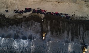 Fotografía aérea tomada desde un dron que muestra una vista general de las operaciones de limpieza de crudo en el mar de Ventanilla, en Perú.