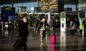 Varios pasajeros con maletas en el aeropuerto de El Prat, en Barcelona. E.P./David Zorrakino