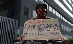 Activistas protestan frente a las instalaciones de Repsol en Lima (Perú) con motivo del derrame de petróleo.