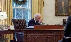 El presidente de EEUU, Joe Biden, mantiene una conversación telefónica con su homólogo ucraniano, Volodímir Zelenski el pasado 9 de diciembre de 2021.