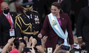 La presidente electa Xiomara Castro saluda a simpatizantes tras su juramento como nueva presidente de Honduras, hoy en el Estadio Nacional Tiburcio Varias Andino en Tegucigalpa (Honduras).