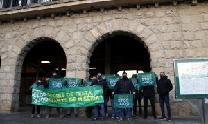 Membre de la Plataforma Stop JJOO esperant el president Pere Aragonès davant l'Ajuntament de Balaguer.