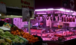 Un carnicero trabaja en su puesto en el mercado de la Cebada en Madrid.