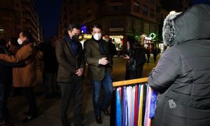 El presidente de la Junta de Andalucía, Juanma Moreno (i) y el candidato del PP a la Presidencia de la Junta de Castilla y León, Alfonso Fernández Mañueco (d), pasean por las calles de Salamanca.