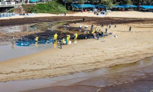 Una foto de un folleto proporcionada por la Marina Real de Tailandia muestra a los funcionarios limpiando un derrame de petróleo crudo que se filtró de un oleoducto submarino en la playa de Mae Ram Phueng en la provincia de Rayong, Tailandia.