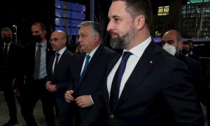 El primer ministro de Hungría, Viktor Orban (2d), es recibido por el líder de Vox, Santiago Abascal (d), el viernes 28 de enero en Madrid.