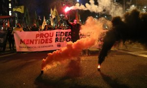 Capçalera de la manifestació contra la reforma laboral a Barcelona, amb pots de fum en el seu inici.