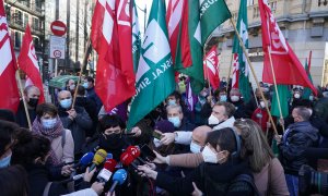 La secretaria general de LAB, Garbiñe Araburu, interviene ante los medios de comunicación antes del comienzo de la manifestación en Bilbao.