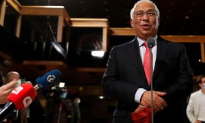 El primer ministro de Portugal y secretario general del Partido Socialista (PS), António Costa, habla con los medios de comunicación este domingo en Lisboa, Portugal.