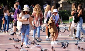 Turistes a la plaça Catalunya de Barcelona, en una imatge de l'octubre de 2021.