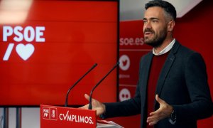 El portavoz de la Ejecutiva del PSOE, Felipe Sicilia durante la rueda de prensa celebrada este lunes en la sede del partido en Madrid.